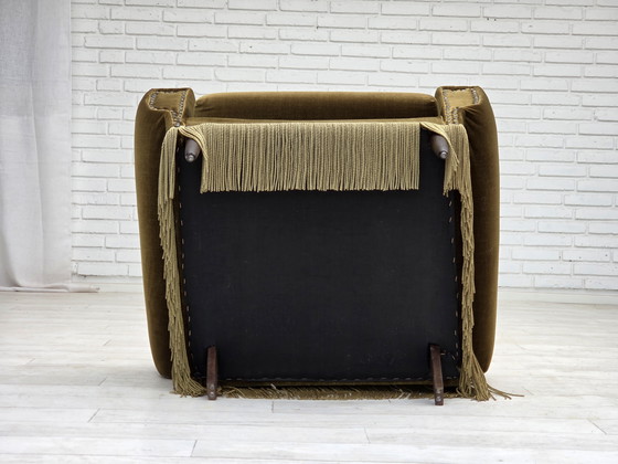 Image 1 of 1970er Jahre, Dänischer Sessel, grüner Möbelvelours, Beine aus Eschenholz.