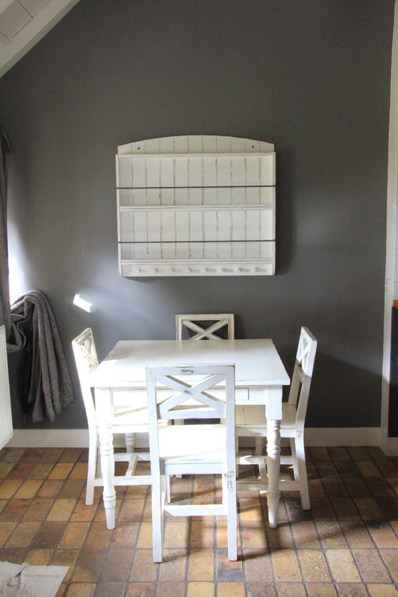 Image 1 of fa Flamant un conjunto de cocina blanco decapado, 4 sillas, una mesa y un estante de pared