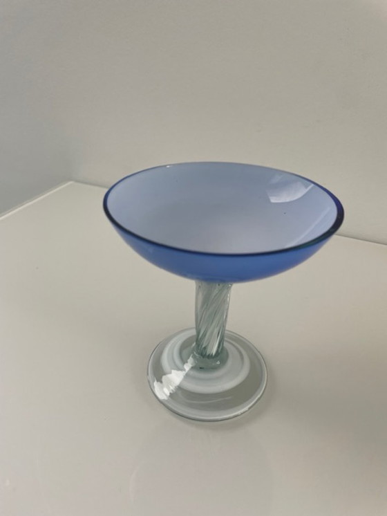 Image 1 of Gobelet vintage italien en verre de Murano – bleu et blanc – fait main