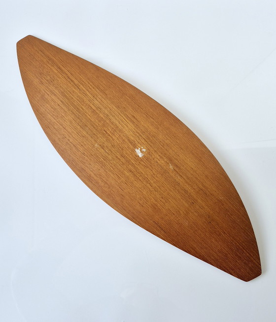 Image 1 of Plateau à sushis en teck, réalisé par Shigemichi Aomine pour le Conseil national des métiers d'art du Japon, vers 1960.