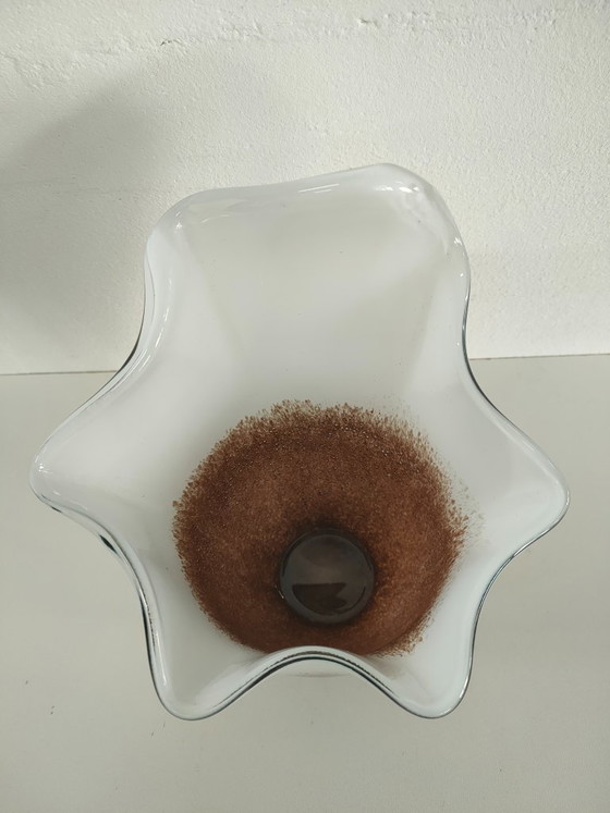 Fazzaletto Vaso Vetro bianco latte con struttura marrone, Vasi, Modern (foto 4 di 8)