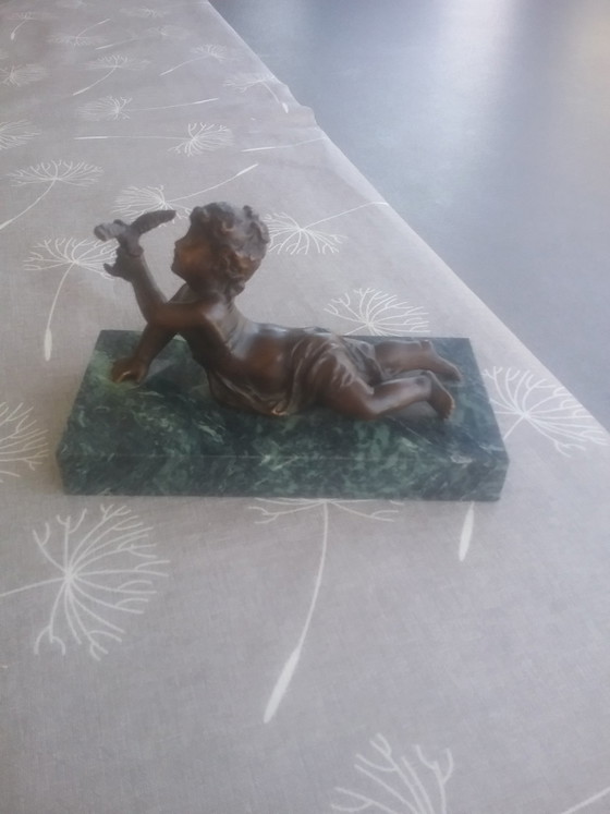 Image 1 of Statuetta in bronzo raffigurante un ragazzo con un uccello in mano.