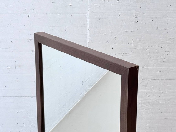 Image 1 of Espejo de pared de alta calidad con marco de madera marrón oscuro.