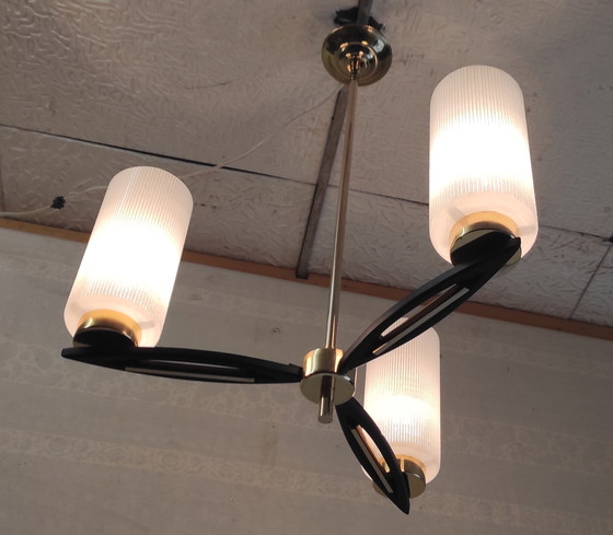 Image 1 of Lustre moderniste 3 feux en métal, laiton et globe opaline - années 50