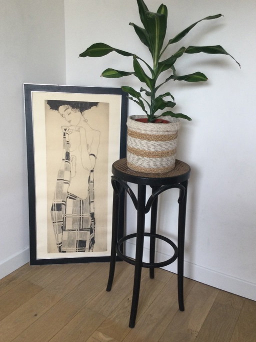 Taburete alto antiguo estilo Thonet con asiento de caña