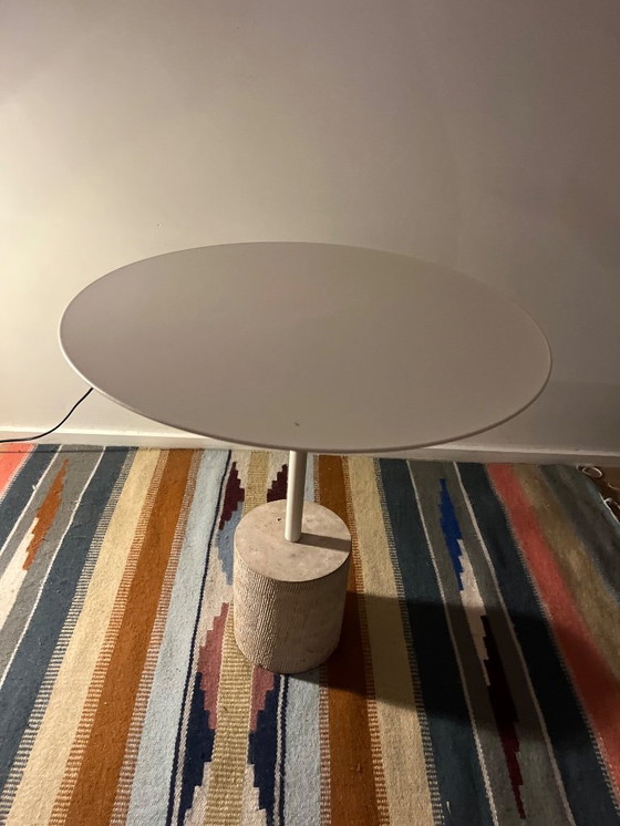 Image 1 of Minimalistisch bijzettafeltje met natuurstenen voet