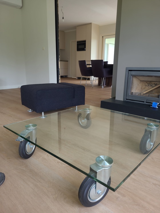 Image 1 of Tavolino quadrato su robuste rotelle