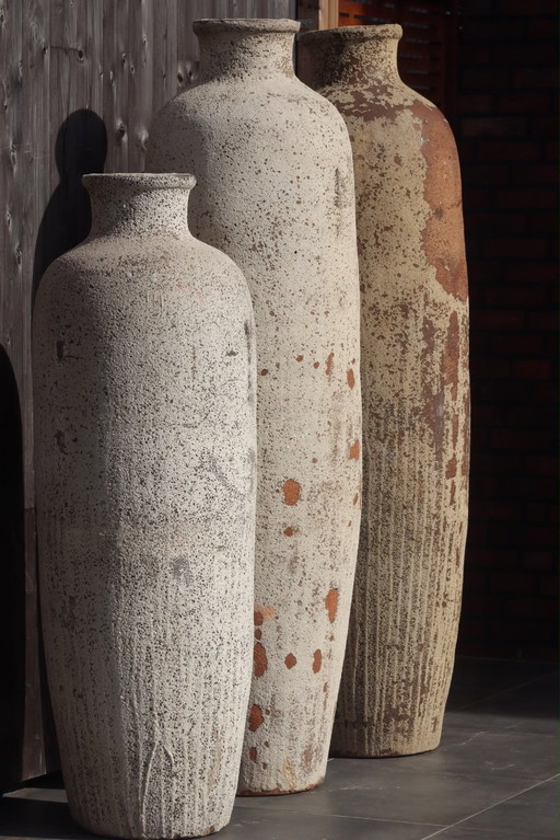 Monumentale handgemaakte terracotta vazen .