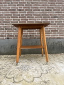 Chariot de chevet vintage danois en teck, table d'appoint haute et élégante.