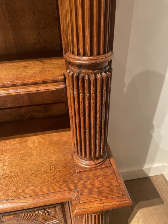 Image 1 of Bibliothèque en chêne massif du XIXe siècle provenant d'un manoir, côtés lambrissés avec des portes richement sculptées