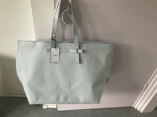 Furla, hellblaue große Shopper aus Leder.