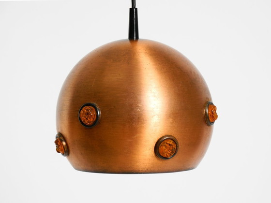 Image 1 of Lampada a sospensione originale degli anni '60 in rame massiccio con pietre in vetro sintetico arancione.