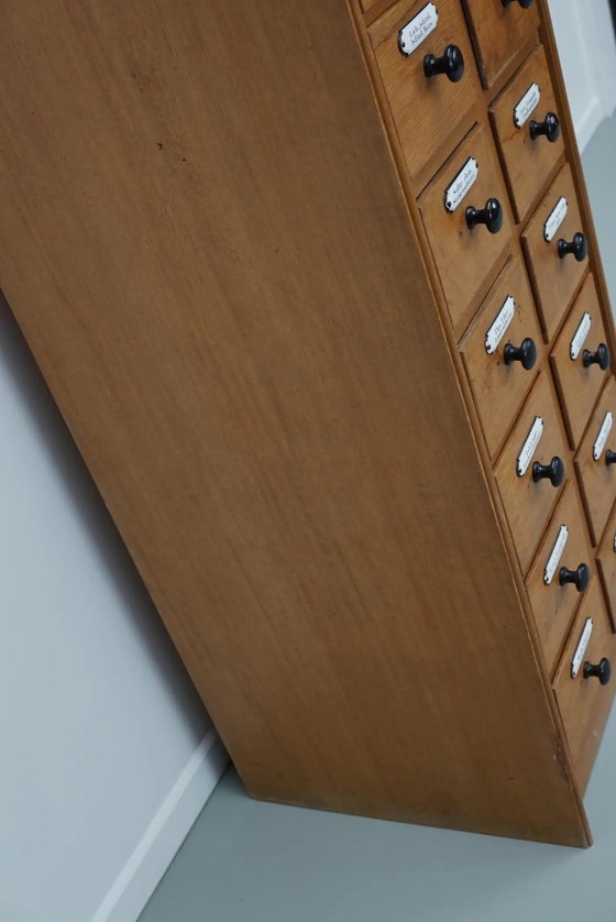 Image 1 of Botiquín alemán antiguo de roble con placas esmaltadas, años 40