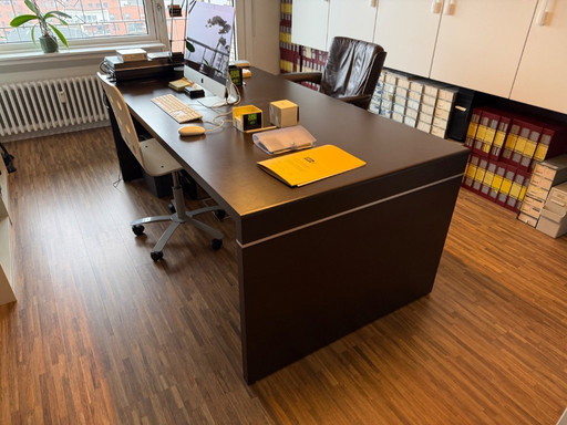 Escritorio moderno marrón oscuro con cajonera, en excelente estado.