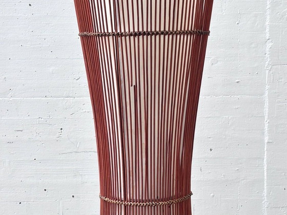 Image 1 of Franse vloerlamp van rotan en bamboe, jaren 60/70.