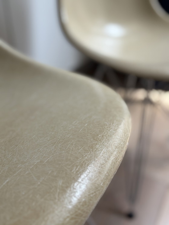 Image 1 of 2x Eames Miller Vitra DSR glasvezel side chairs – parchment