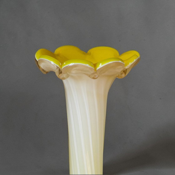 Image 1 of Vaso in vetro soffiato di Murano a forma di fiore giallo