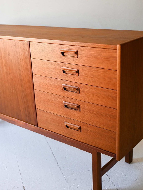 Image 1 of Scandinavisch teakhouten dressoir met gebeeldhouwde laden, jaren 50/60