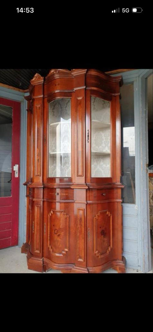 Vitrine baroque classique courbée avec incrustations en marqueterie