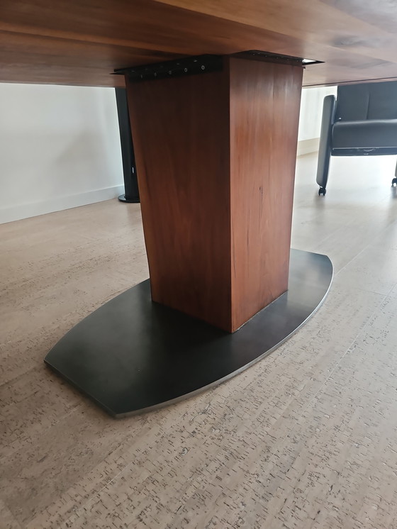 Image 1 of Mesa de comedor de nogal macizo Riva