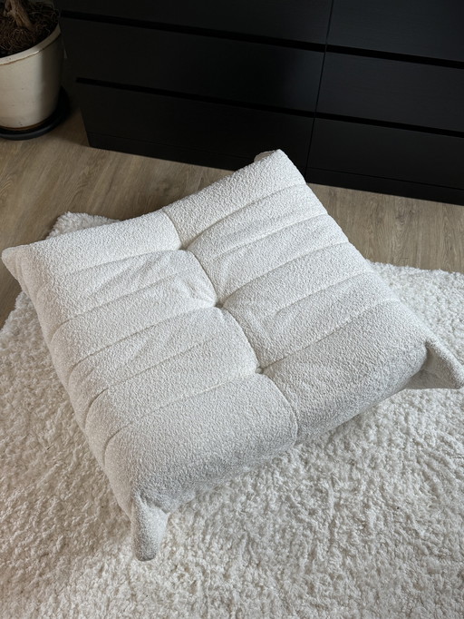 Ligne Roset Togo Puf/Poef (Pedestal) | Bouclé Cowo (Blanco)