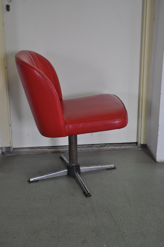 Silla giratoria de polipiel roja, años 50 – Sillas giratorias (photo 4 of 5)