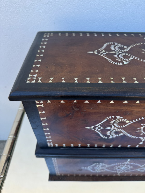 Image 1 of Antico baule orientale con intarsi in madreperla