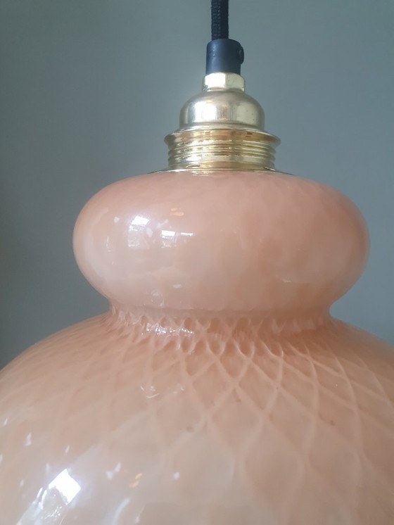 Image 1 of vintage glazen florale hanglamp in roze pastel kleur met textuur. Deels transparent.