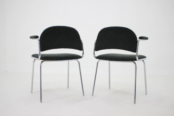 Image 1 of Een paar Tsjechische fauteuils uit de jaren 70, gemaakt van verchroomd buisvormig staal en bekleed met donkere bouclé-stof.