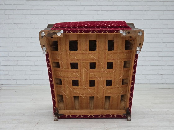 Image 1 of Fauteuil danois des années 1960, revêtement en velours rouge cerise, bois de chêne.