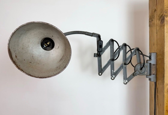 Image 1 of Grijze industriële wandlamp met flexibele arm van Elektroinstala, jaren 60.