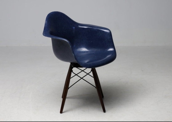 Sillón Eames de Herman Miller – Azul índigo y nogal – Sillas de comedor, Wood (photo 3 of 10)