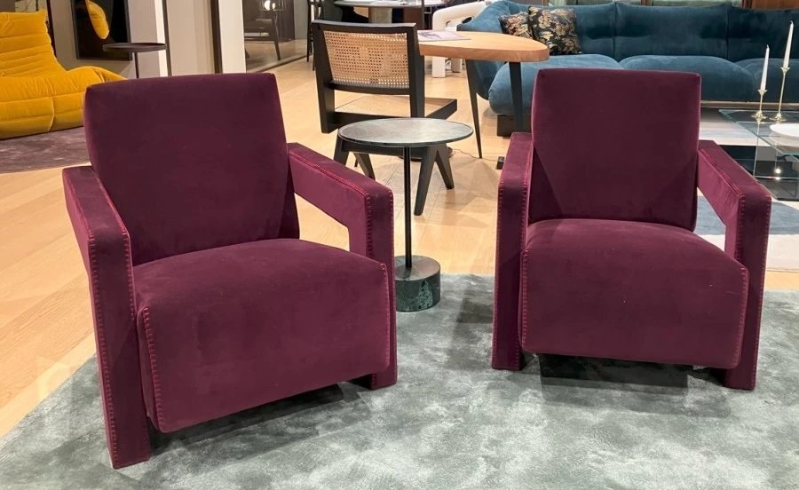2 sillones Cassina 637 Utrecht (nuevos, sin usar) en terciopelo Ortigia/ciruela con pespuntes de caballo en hilo rojo