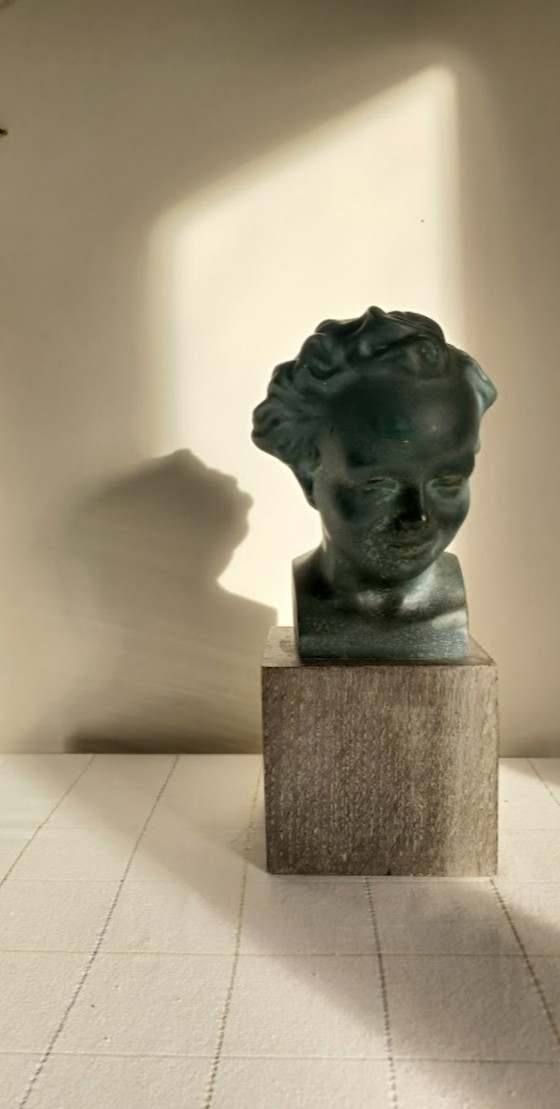 Image 1 of Busto de yeso de un niño - entreguerras/1950 - pátina verde - base de madera