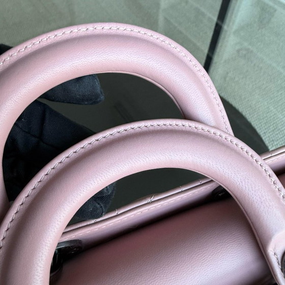 Image 1 of Dior Lady D-Joy Medium - Cannage lamsleer Sakura roze met zwarte hardware