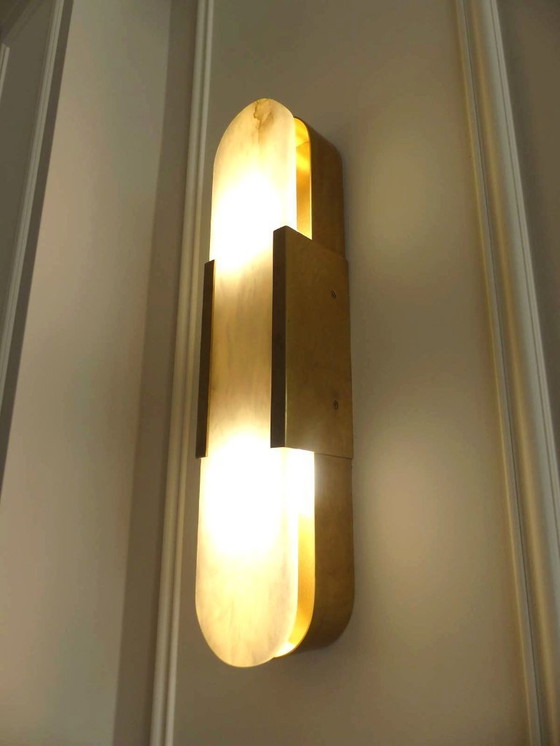 Image 1 of Set aus 2 Wandleuchten „Elongated Melange“ aus Messing und Naturalabaster von VISUAL COMFORT, entworfen von Kelly Wearstler