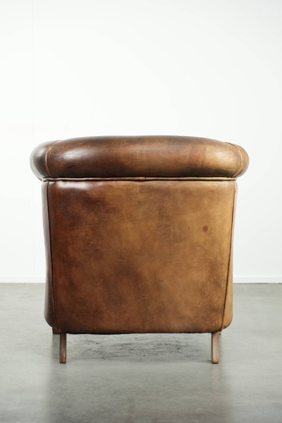 Image 1 of Stoere en begeerlijke vintage schapenleren clubfauteuil met een mooi patina en warme kleuren