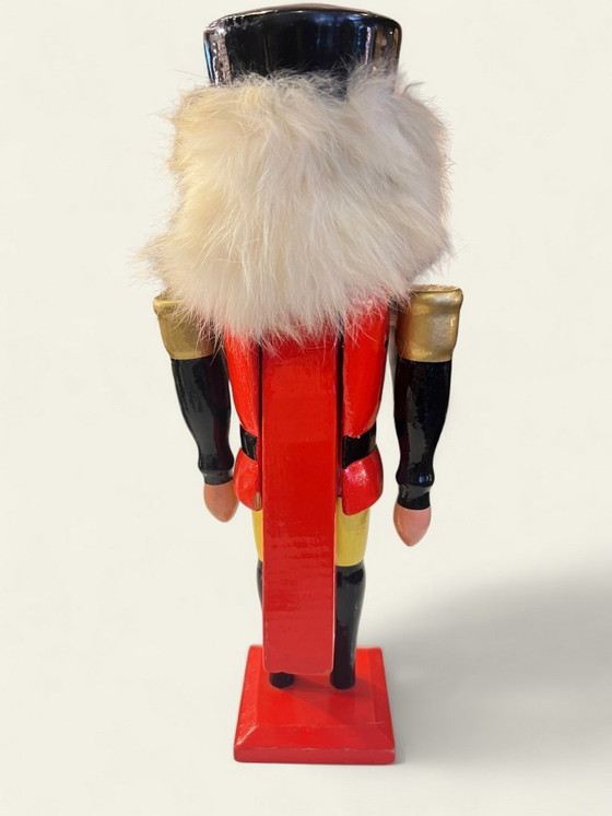 Image 1 of Original Erzgebirgischer Nussknacker „Soldat“ in Roter Uniform | Handgefertigt