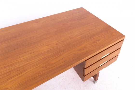 Image 1 of Teakhouten bureau, Eigil Petersens Mobelfabrik, Denemarken, jaren 1960.