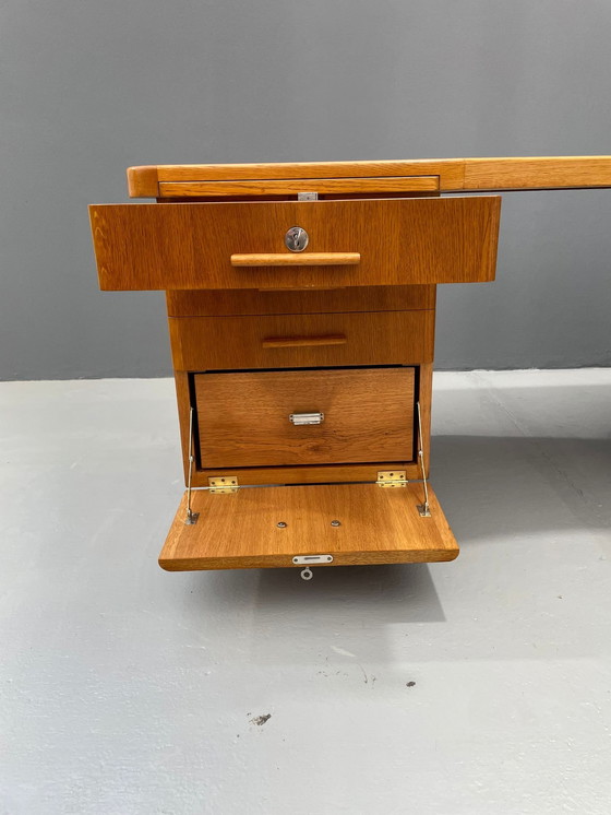 Image 1 of Bureau Bauhaus en noyer avec plateau rouge - Vintage Mid Century Design