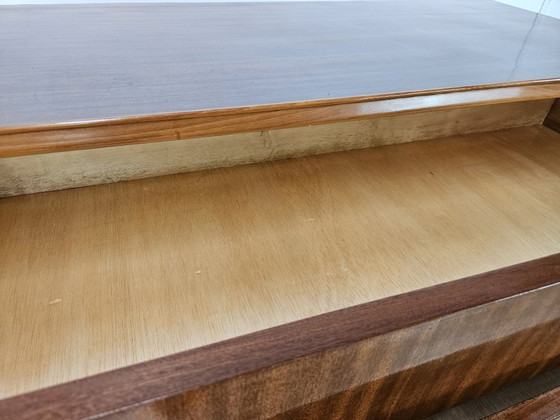 Image 1 of Commode des années 1950 recouverte de noyer avec poignées en laiton