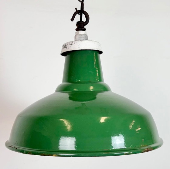 Image 1 of Industriële Britse groene emaille fabriekshanglamp, jaren 60