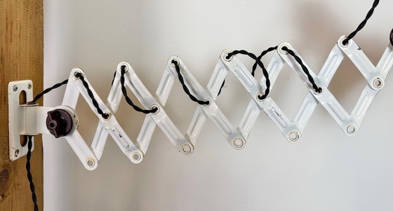 Image 1 of Industriële zwarte geëmailleerde schaarwandlamp, jaren 50