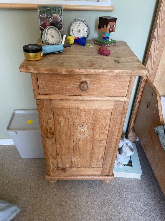 Image 1 of 2 bedden hout met twee nachtkastjes. Jugendstil style