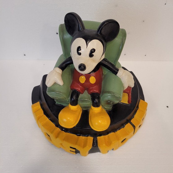 Image 1 of « Mickey Mouse dans son fauteuil de lecture », céramique, Démons &amp; Merveilles, vintage, années 90 – France