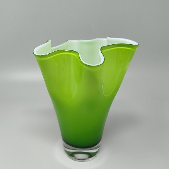 Image 1 of Étonnant vase vert "Fazzoletto" de Ca' Dei Vetrai en verre de Murano, datant des années 1960. Fabriqué en Italie