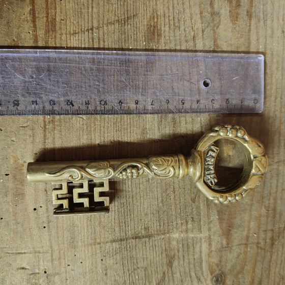 Image 1 of Vintage messing kurkentrekker en flesopener – sleutelvormig "VERITAS IN VINO"-design