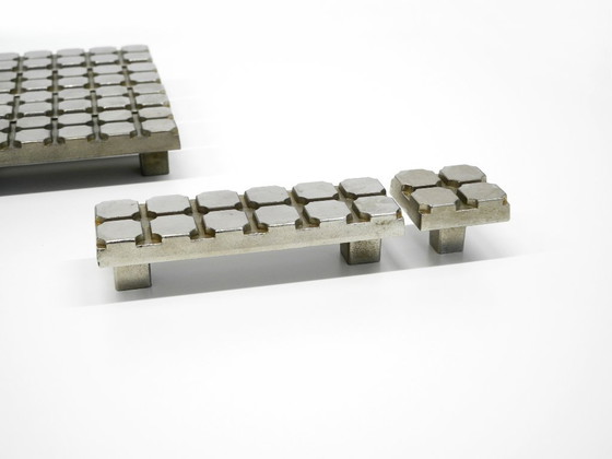 Image 1 of Grandi maniglie per porte di armadi in alluminio fuso dell'era spaziale del Mid Century 1960 - 26 pezzi - 2 misure