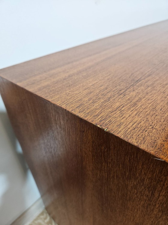 Image 1 of Icono del diseño, cómoda de teca, estilo moderno de mediados de siglo, década de 1960.