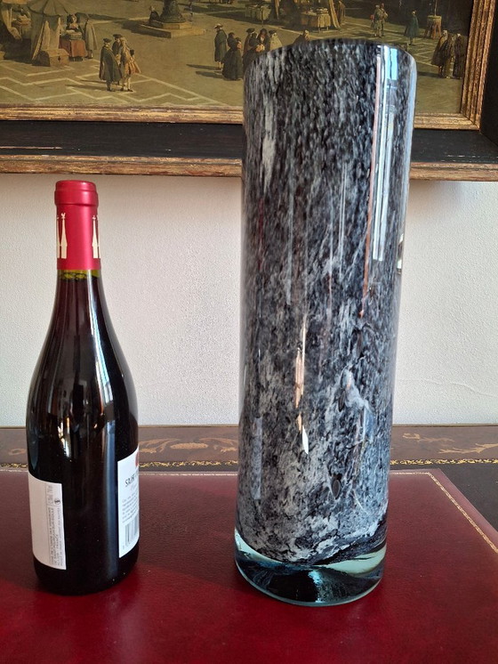 Image 1 of Grote rolvaas van geblazen glas met gespikkelde grijs/paarse camaieu-decoratie